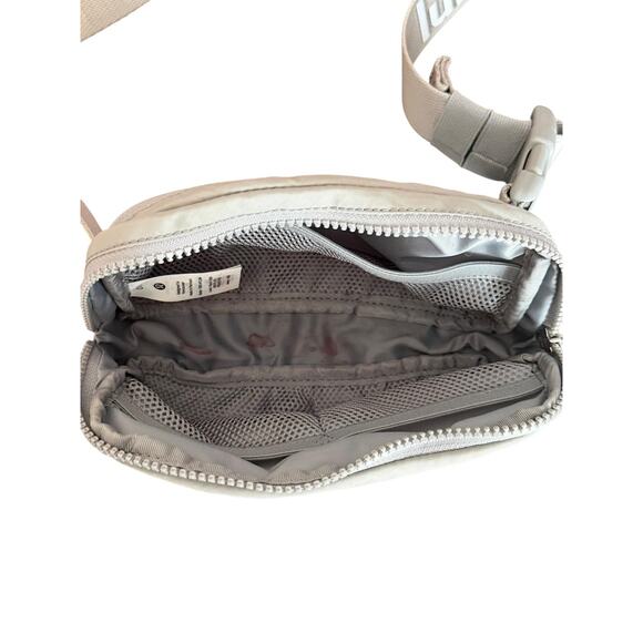 Lululemon Everywhere Belt Bag One Size Gray Silver 1L Logo Strap Crossbody Sling - Picture 5 of 10